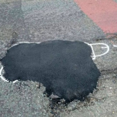 Уличный художник в Англии нашел способ победить ямы на дорогах